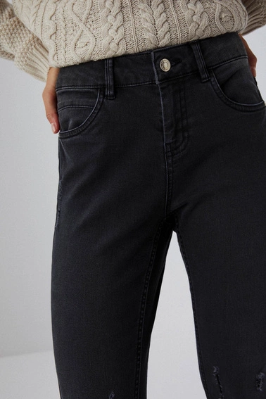 Jeansy skinny medium waist z postrzępionymi nogawkami grafitowe