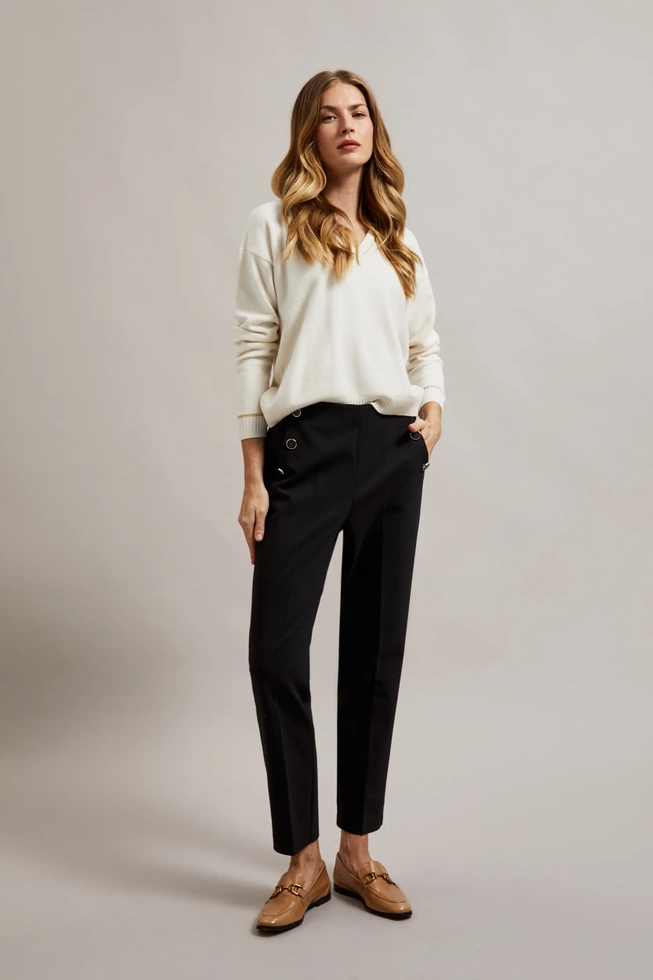 Sweter z dekoltem w serek i długimi rękawami kremowy