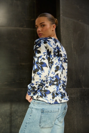 Bluza w kwiaty z dekoltem biała