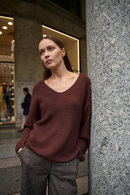 Sweter o prostym fasonie brązowy