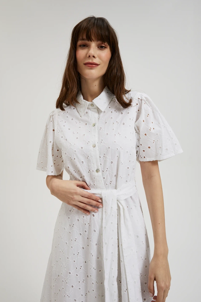 Ażurowa sukienka z wiązaniem w talii biała