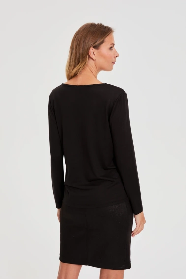 Sweter z koronkowym dekoltem czarna