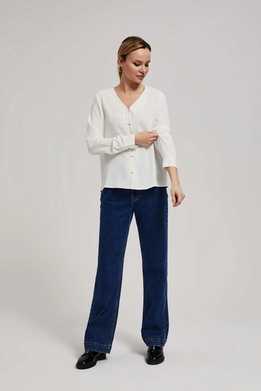 Koszula z dekoltem w serek i delikatnymi guzikami perłowa