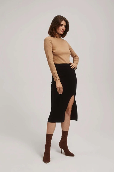 Prażkowana bluzka w golfem