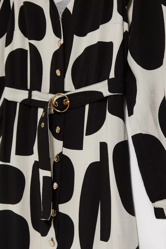 Sukienka z długimi rękawami i paskiem czarna