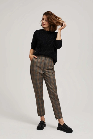 Sweter z ozdobnym splotem  długimi rękawami czarny