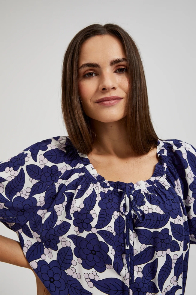 Sukienka w kwiaty z bufiastymi rękawami fioletowa