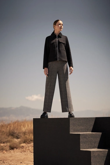 Spodnie z prostymi nogawkami w kant szare