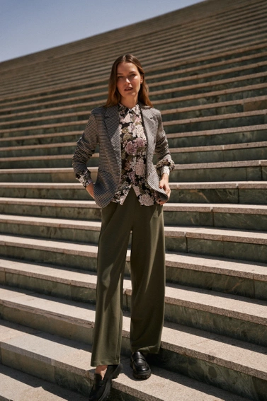 Plisowana koszula z kwiatowym wzorem i bufiastymi rękawami czarna