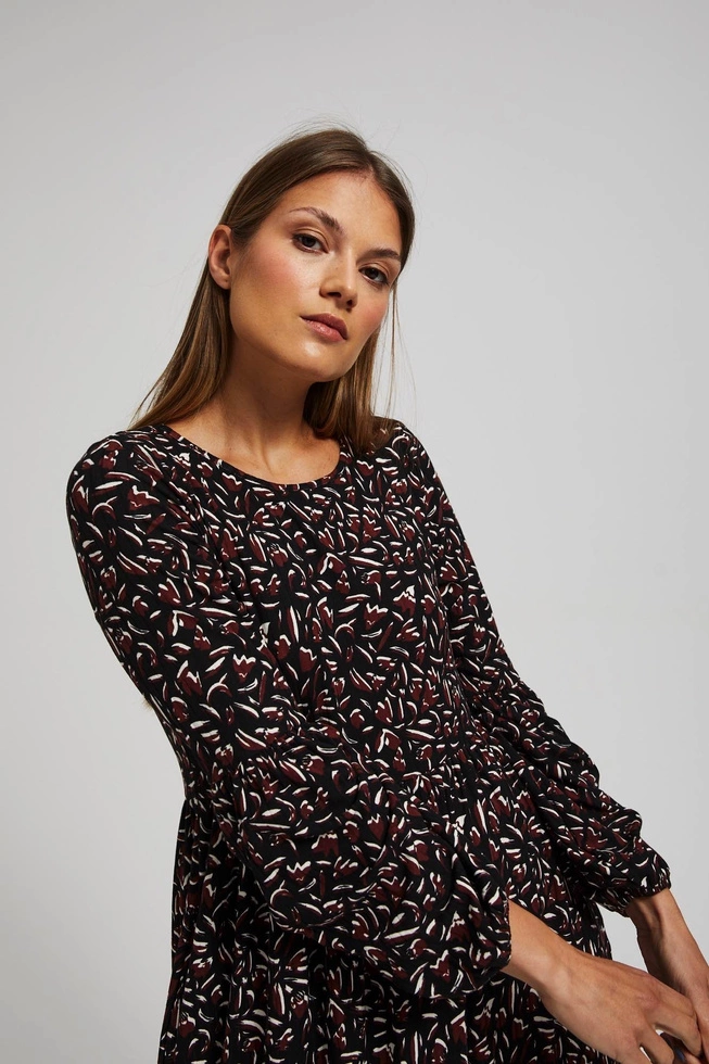 Sukienka z bufiastymi rękawami i rozkloszowanym dołem czarna