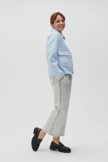 Kurtka z kołnierzem i dużymi kieszeniami błękitna