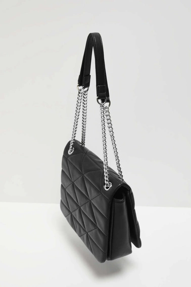 Pikowana torebka z regulowanym uchwytem czarna