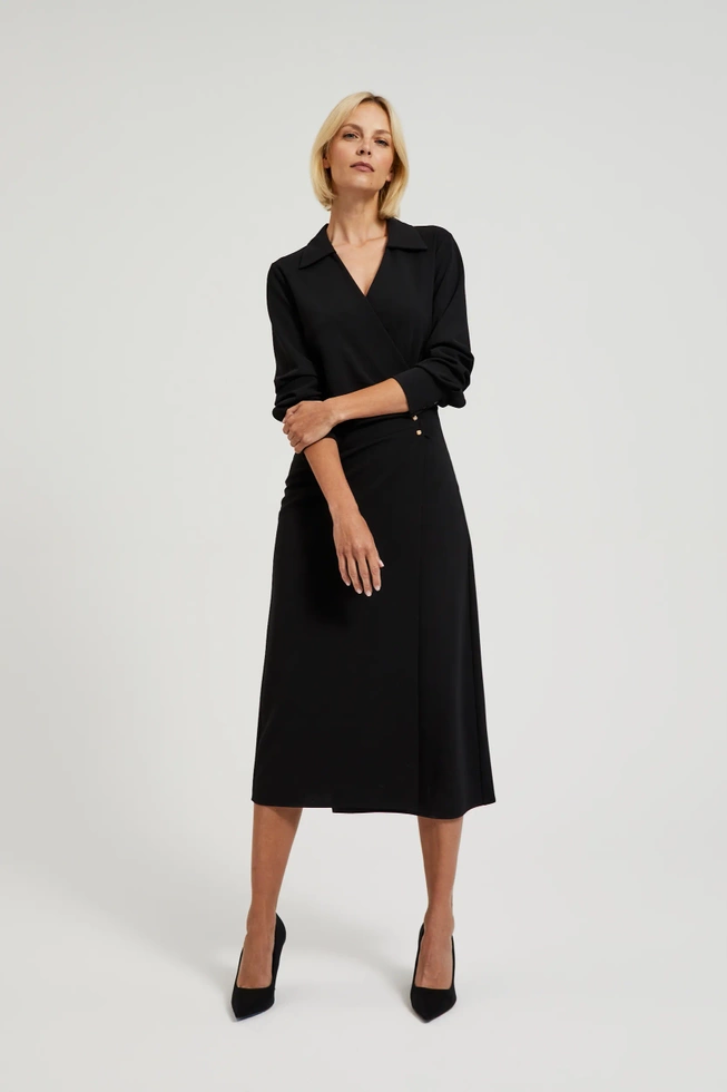 Koszulowa sukienka midi z ozdobymi guzikami czarna