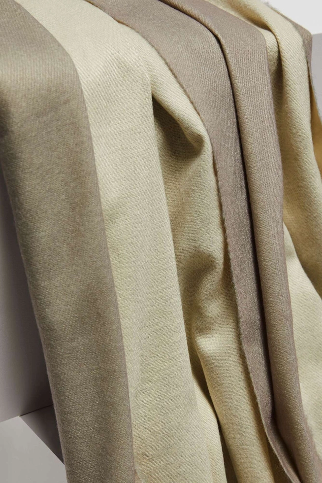 Szalik z frędzlami perłowy