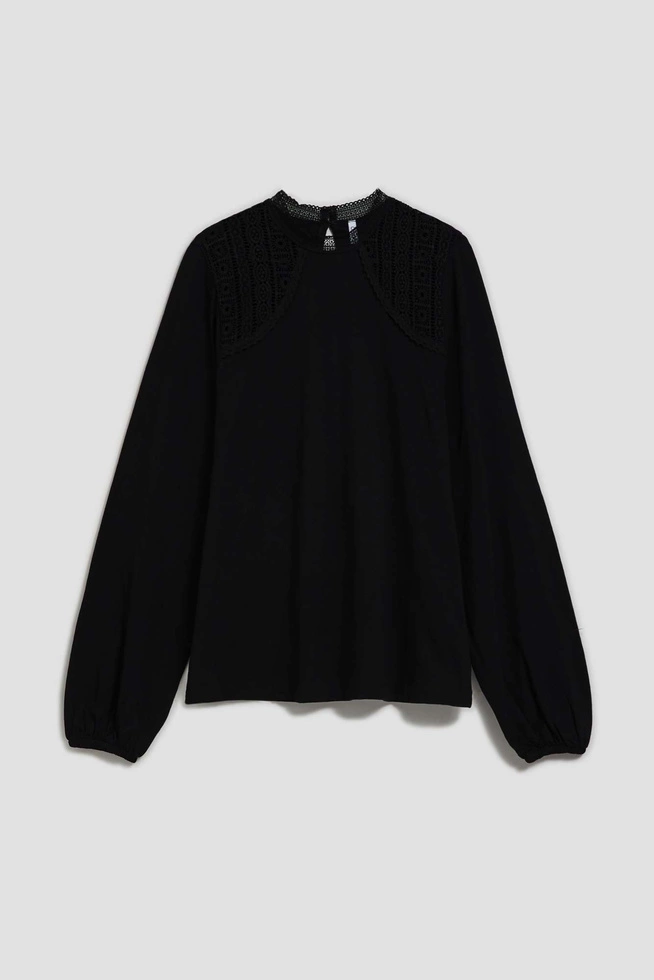 Bluzka ozdobną koronką