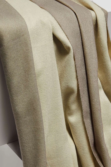 Szalik z frędzlami perłowy