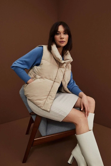 Krótka, pikowana kamizelka ze stójką