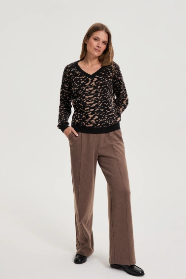 Sweter o prostym fasonie czarny