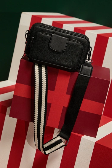 Torebka na szerokim pasku czarna