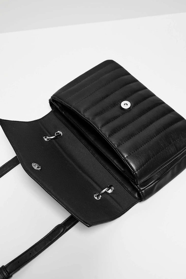 Pikowana torebka na ramię czarna