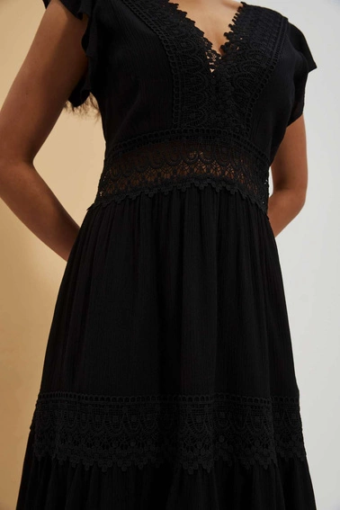 Sukienka boho z dekoltem w serek i koronką czarna