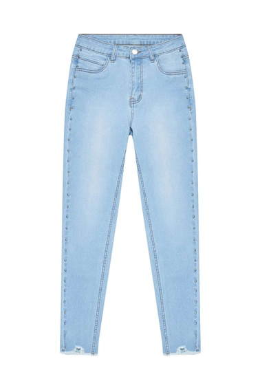 Jeansy medium waist z postrzępionymi nogawkami błękitne