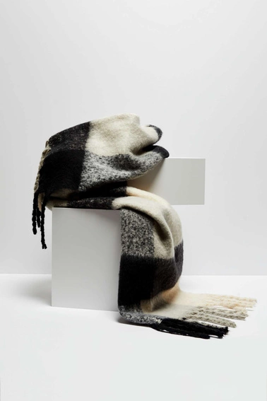 Szal w dużą kratę z frędzlami czarny