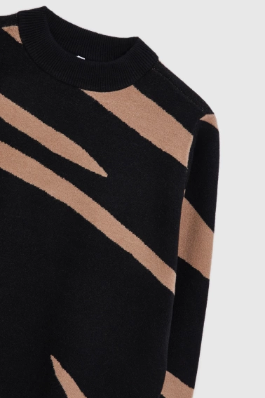 Sweter w zwierzęcy wzór czarny