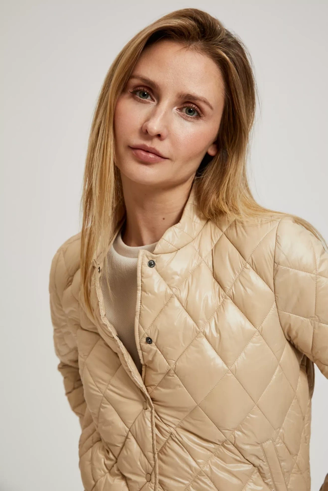 Krótka pikowna kurtka zapinana na napy beżowa