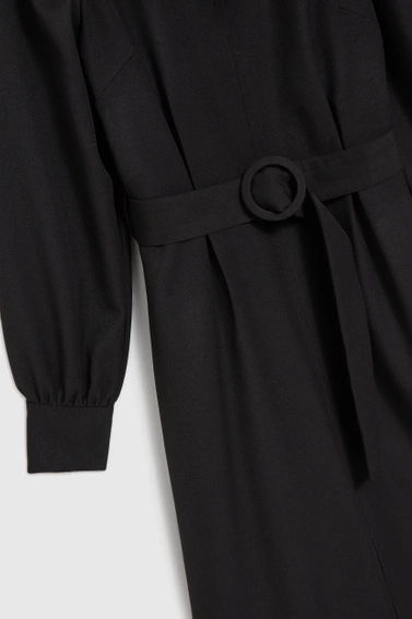 Sukienka z rozkloszowanym dołem i bufiastymi rękawami czarna