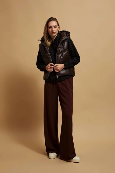 Pikowana kamizelka z kapturem brązowa