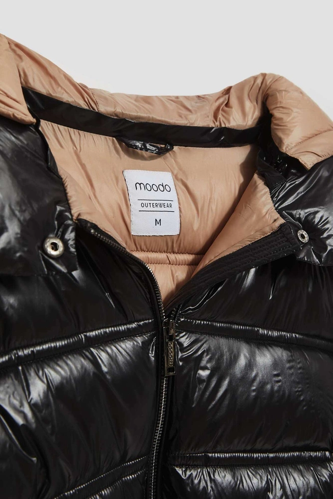 Krótka pikowana czarna kurtka z kapturem