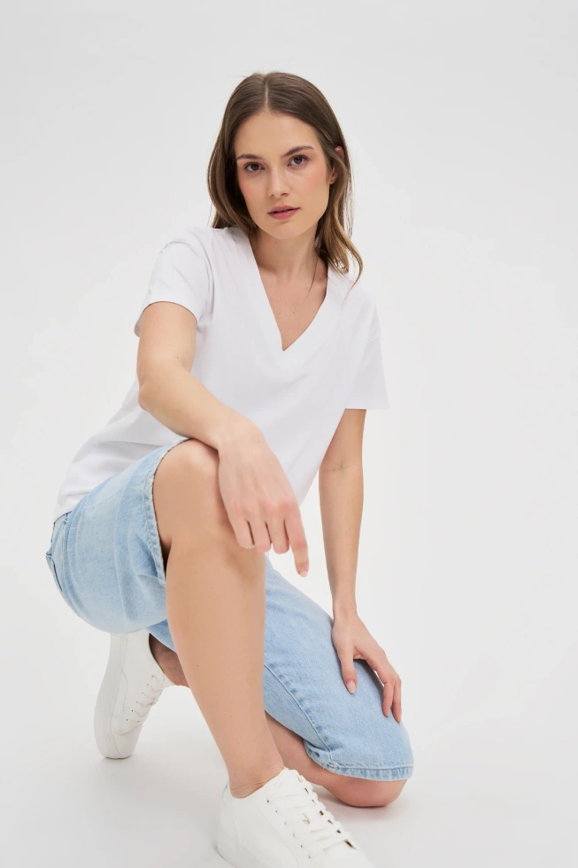 Bawełniany t-shirt z dekoltem w serek biały