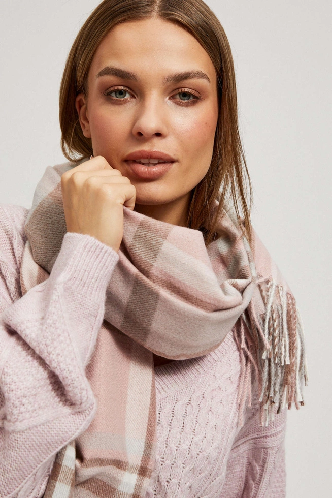 Szalik w kratę z frędzlami pudrowo-różowy