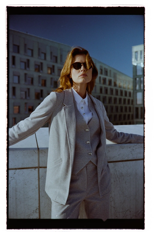 Marynarka z podwijanymi rękawami szara