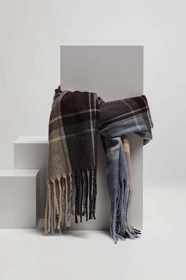 Szalik w kratę z frędzlami brązowy