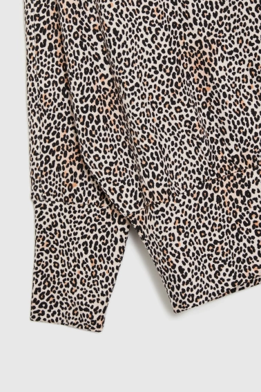 Sweter w panterkę beżowy