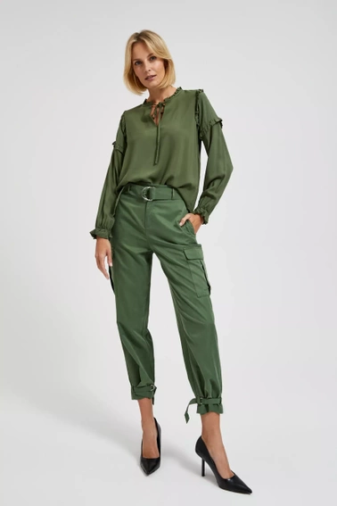Koszula z falbanami na rękawach i wiązaniem na dekolcie khaki 