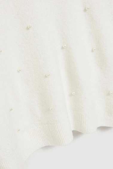 Sweter z dekoltem w serek z koralikami perłowy