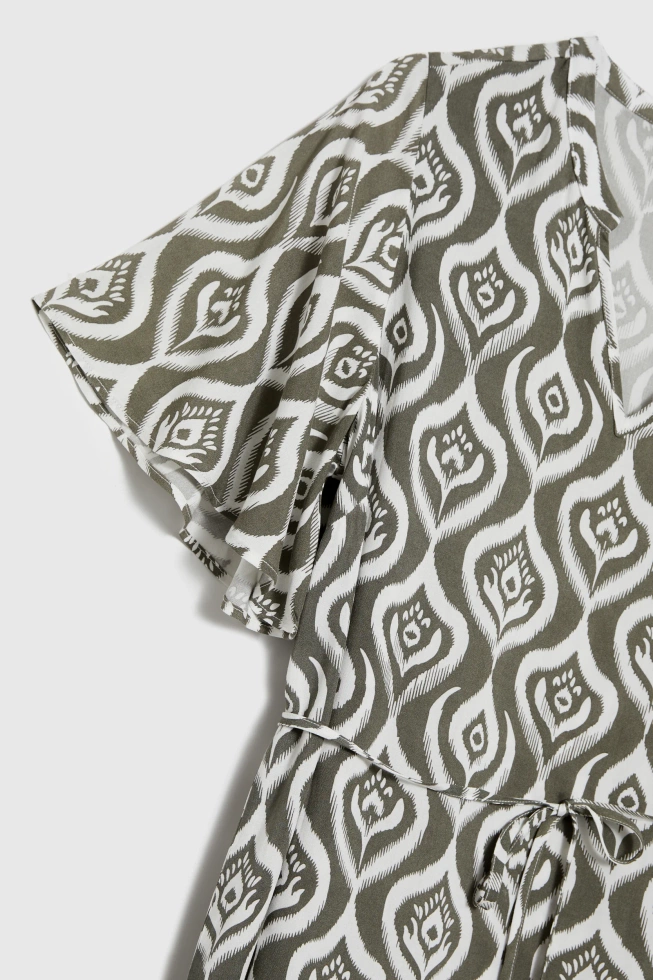 Wzorzysta sukienka oliwkowa