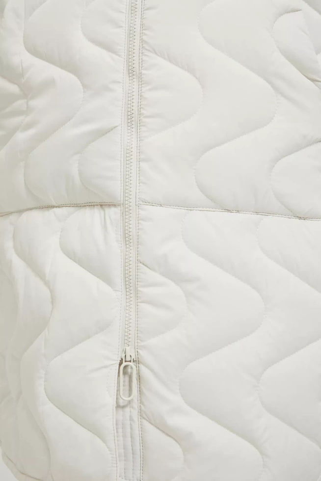 Długa pikowna kurtka z kapturem biała