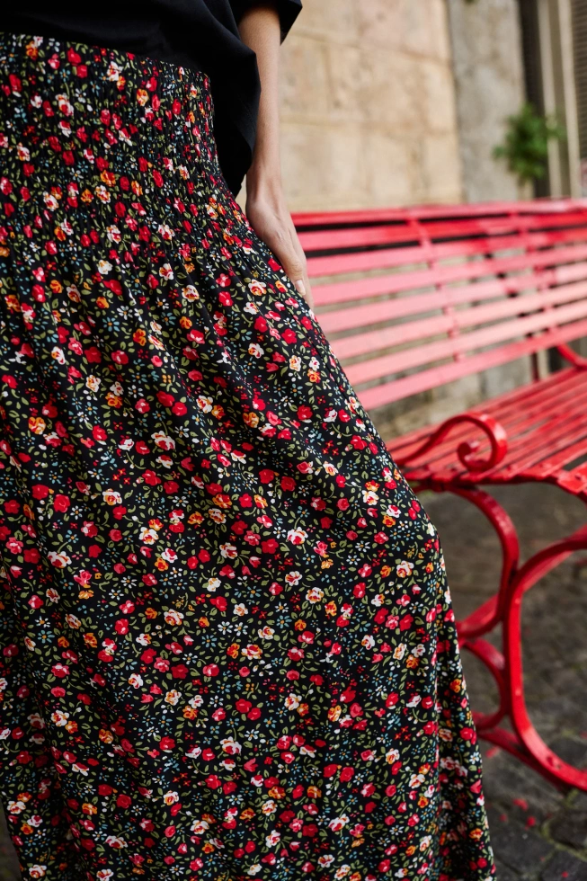 Spódnica midi w kwiaty czarna