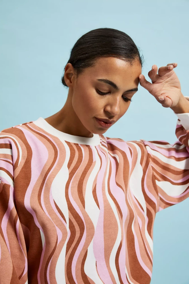 Bluza wkładana przez głowę z geometrycznym wzorem brązowa