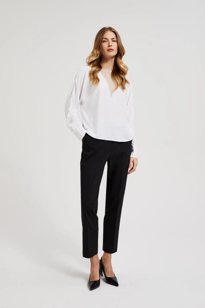 Koszula z ręcznie doszytymi koralikami na dekolcie biała