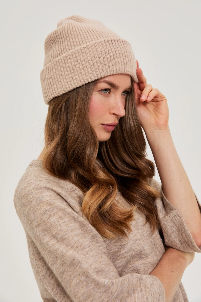 Czapka z metaliczną nitką beżowa