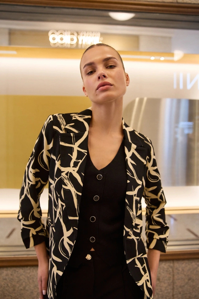 Marynarka z marszczonymi rękawami 3/4 czarna