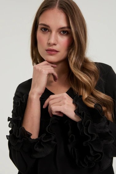 Koszula z falbanami na rękawach czarna 