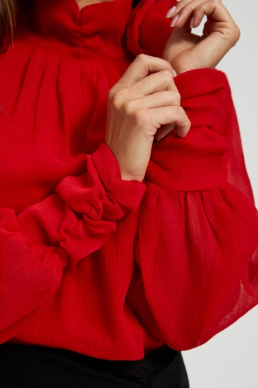 Elegancka koszula z ozdobną różą czerwona