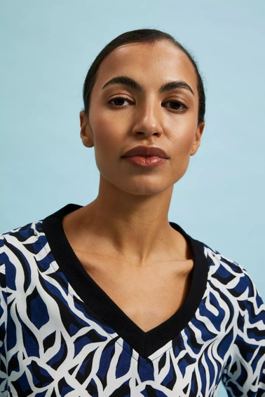 Koszula z geometrycznym wzorem i dekoltem w serek 