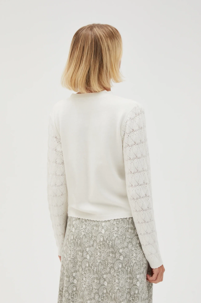 Ażurowy sweter z ozdobnymi guzikami biały